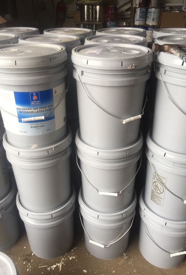 Sherwin Williams paint light gray and Cream 5 gallon bucket for Sale in