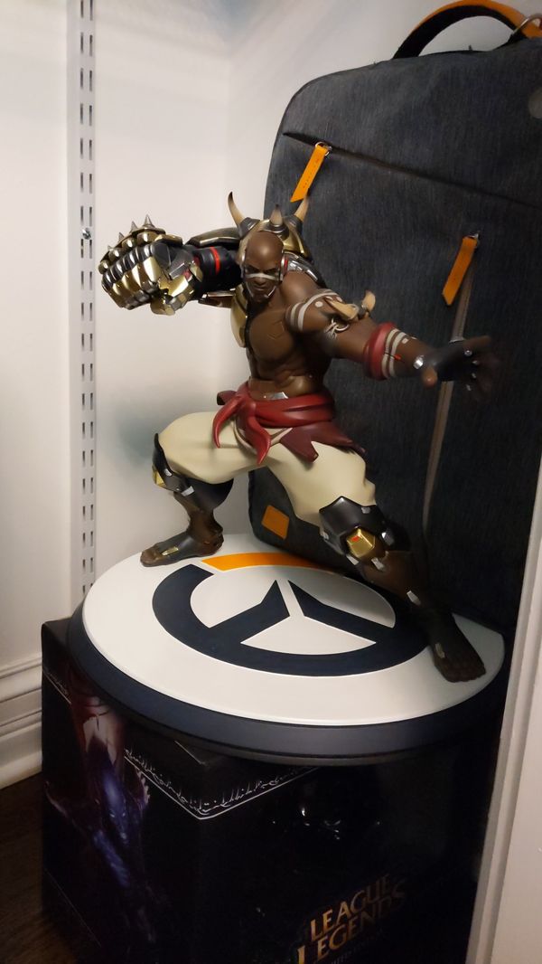 doomfist statue