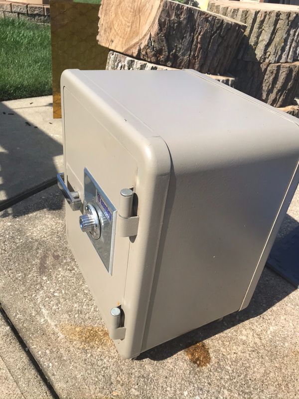 Sentry safe on wheels. 100 lbs for Sale in Brooklyn, OH OfferUp