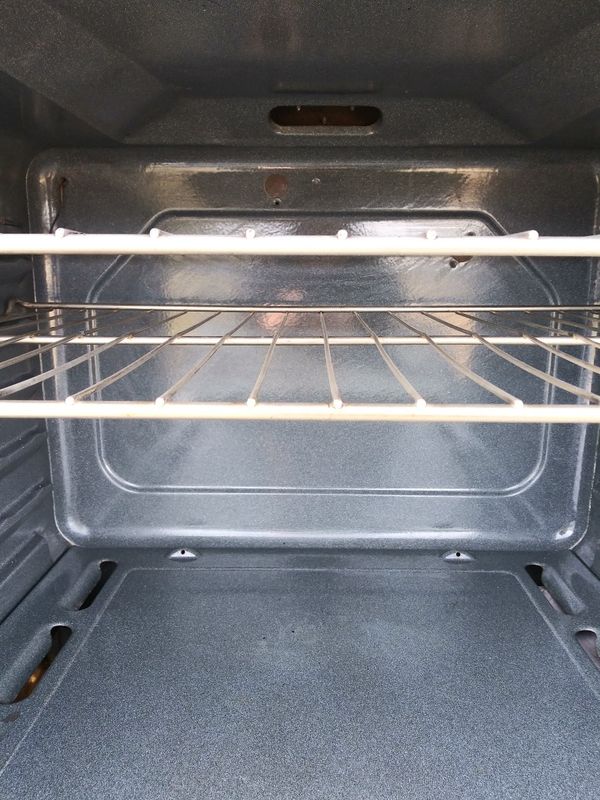 SUPER CLEAN - Whirlpool (PROPANE) STOVE / OVEN $40 for Sale in Beaumont