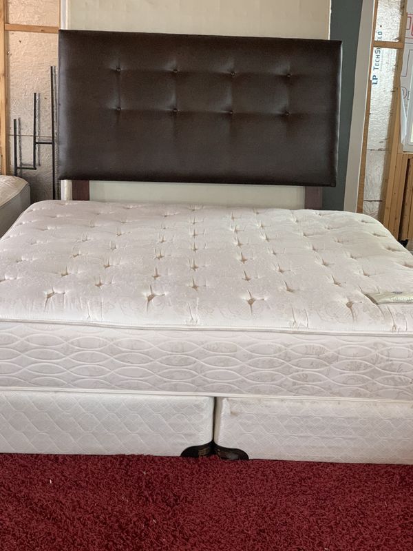 USED KING SIZE MATTRESS WITH BOX SPRING for Sale in San Antonio, TX
