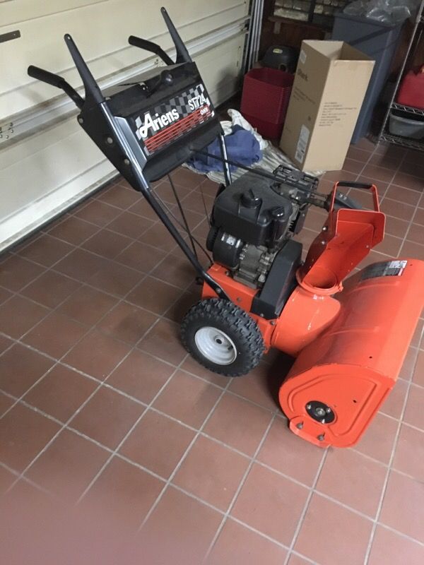 BARELY USED Ariens ST724 snow thrower snow blower 24" for Sale in