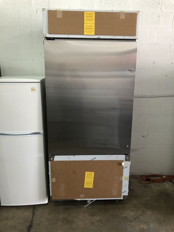 Monogram ZICS360NNLH 36" 21.3 cu.ft. Stainless Steel BuiltIn Bottom