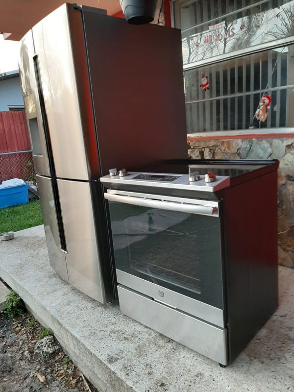 STAINLESS STEEL APPLIANCES SET/ fridge and range like new for Sale in