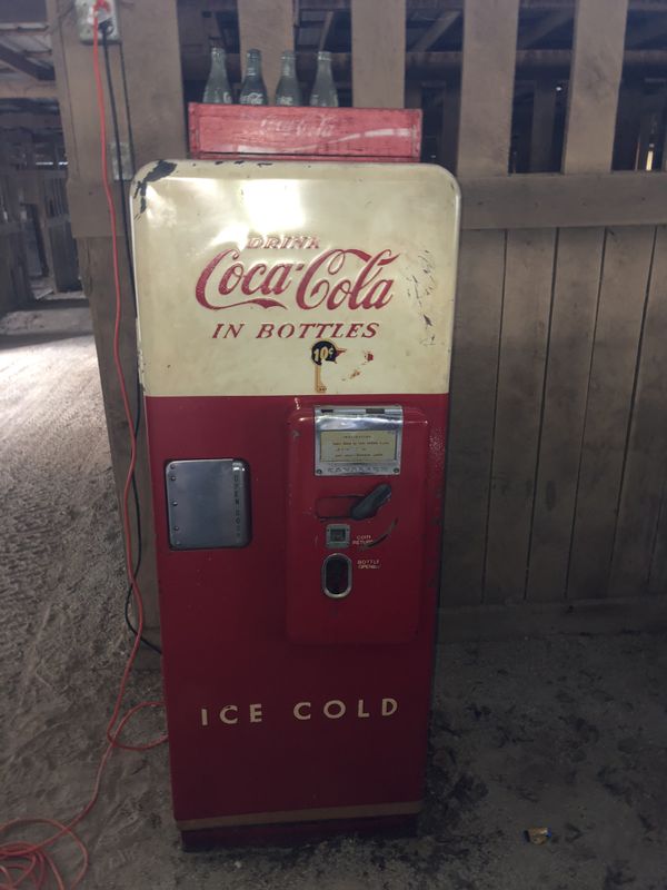Old CocaCola Machine. Coke Machine. Bottle Vending Machine. Coors