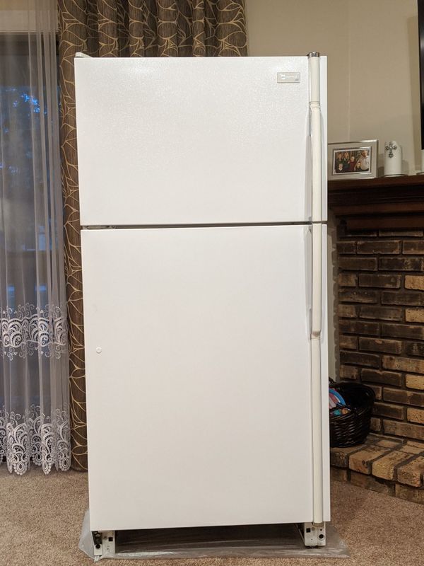 Maytag Refrigerator 18.6 cu. ft. RTD 1900 DAE for Sale in Palos Hills