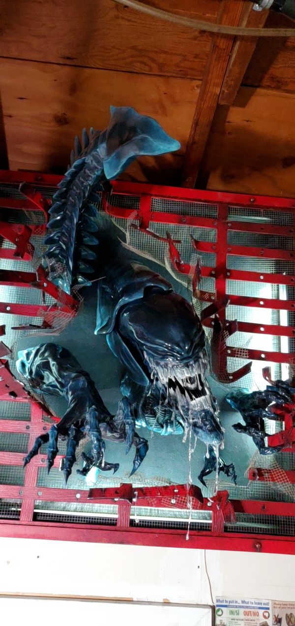 Wall mounted life size xenomorph queen vent display for Sale in