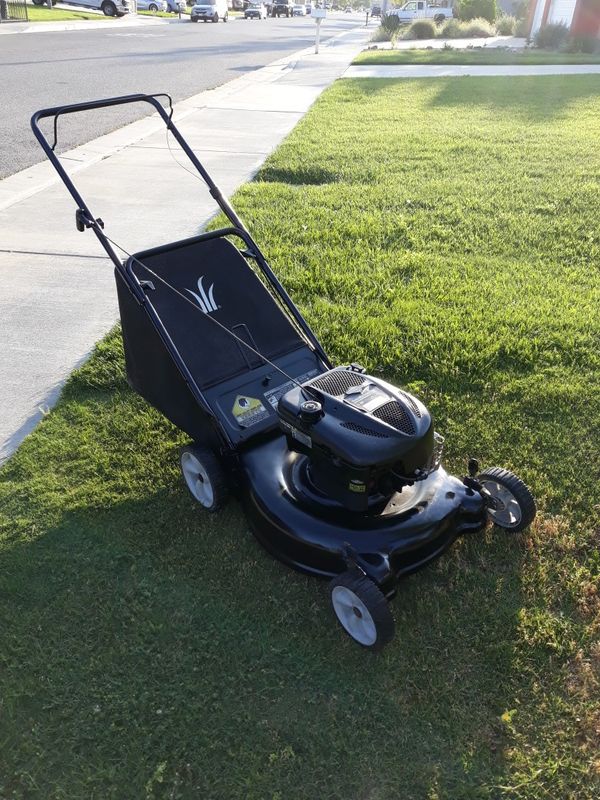 21 in Yard Machine cut lawn mower 6 horsepower Briggs & Stratton push