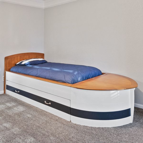 Pottery barn boat trundle bed, twin size for Sale in Woodbridge, CA