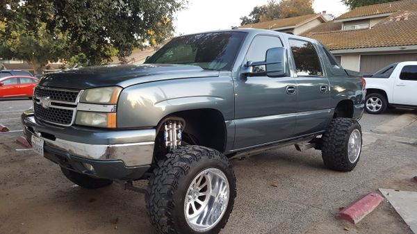 2004 Avalanche ( O6 Hd front end ) lifted for Sale in Madera, CA - OfferUp