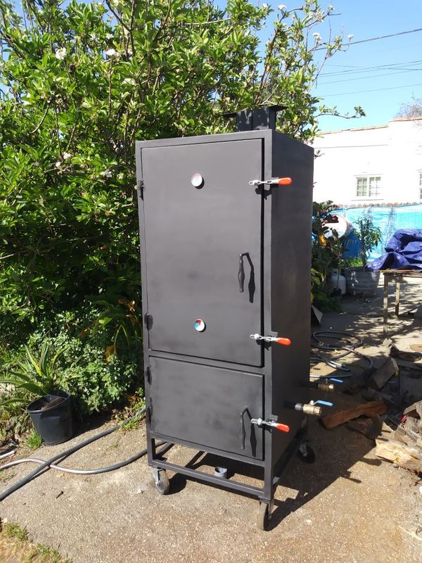 Vertical reverse flow insulated bbq smoker for Sale in Hawthorne, CA