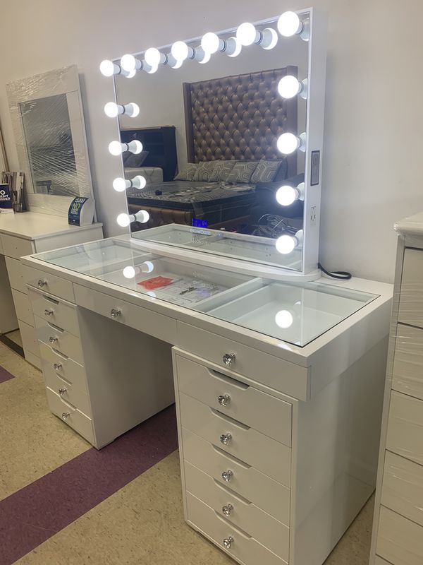 MAKEUP VANITY DIMMABLE LIGHTS AND BLUETOOTH for Sale in Chino, CA - OfferUp