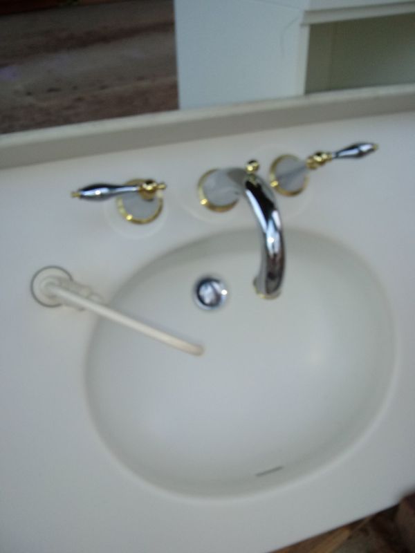 Jacuzzi bathtub matching His and Her sink for Sale in ...