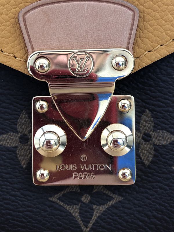 Beautiful Louis Vuitton Purse w/ Cloth & Box for Sale in Oak Brook, IL - OfferUp