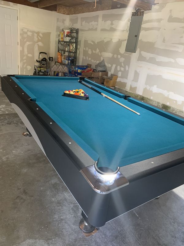 Minnesota Fats pool table. Comes with balls, cues. The ...