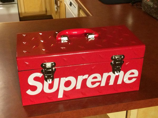 Supreme Diamond Plate Tool Box Red FW18 for Sale in Glendale, AZ - OfferUp