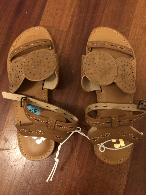 ladies walking sandals size 5.5