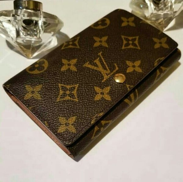 Authentic Louis Vuitton Monogram Bifold Wallet for Sale in Houston, TX - OfferUp