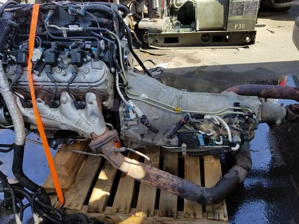 6.0 Ls LQ9 chevy engine complete with 4L80 trans for Sale in Los