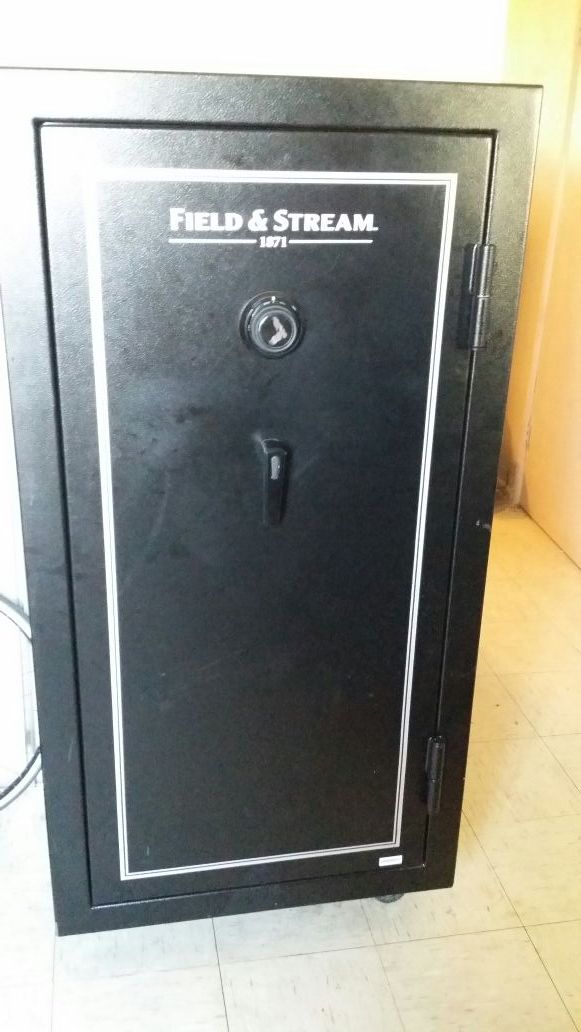 Field and stream 1871 gun safe in excellent condition for Sale in