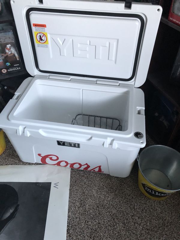 Coors Light Yeti Tundra 45 cooler for Sale in Auburn, WA OfferUp