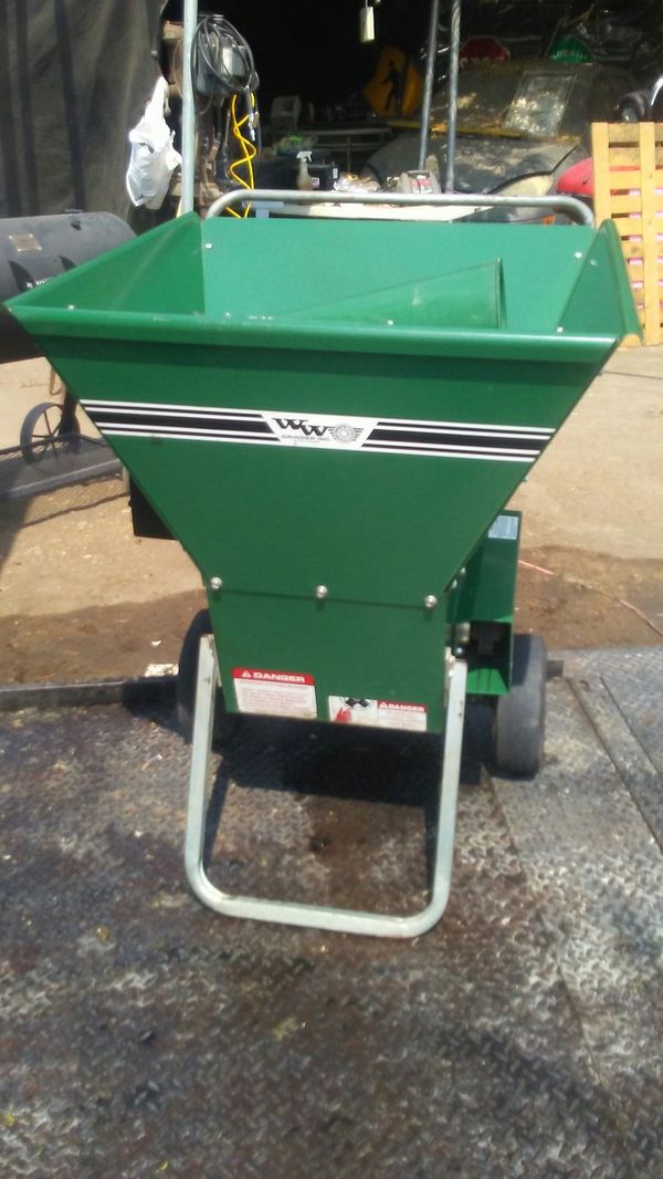 WW Grinder Inc. Renegade 250.8 Chipper/ shredder for Sale in Visalia