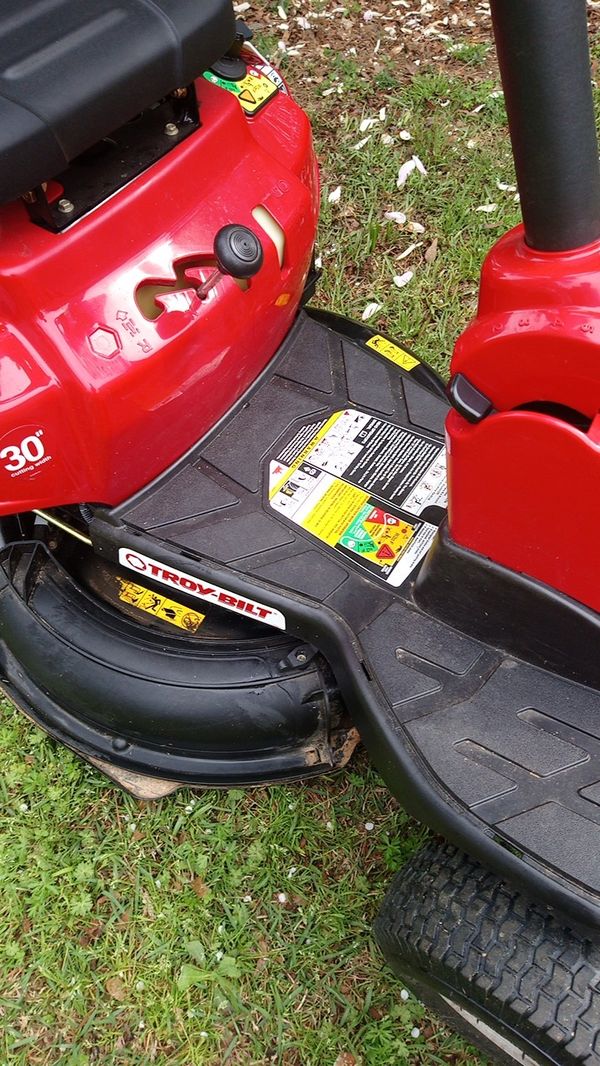 Riding lawn mower Troy bilt TB 30 R like new 2015 run good new battery