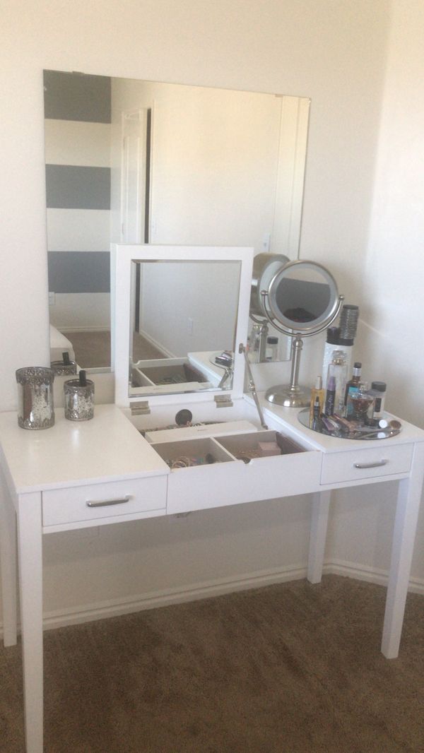 Hunedoara Vanity Desk With Mirror Color White For In Salt Lake City Ut Offerup