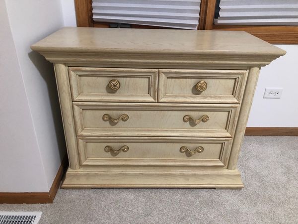 Thomasville Solid Wood Bedroom Set For Sale In Willowbrook, IL - OfferUp