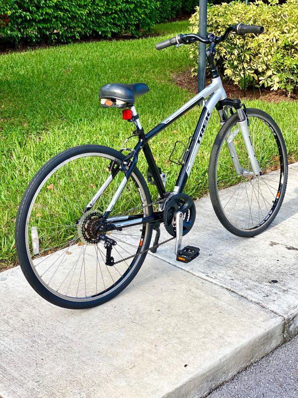 Trek Verve 2 Aluminum Hybrid Bike 700c (27.5â) - 21 speed with front suspension - Frame 17,5â(44 