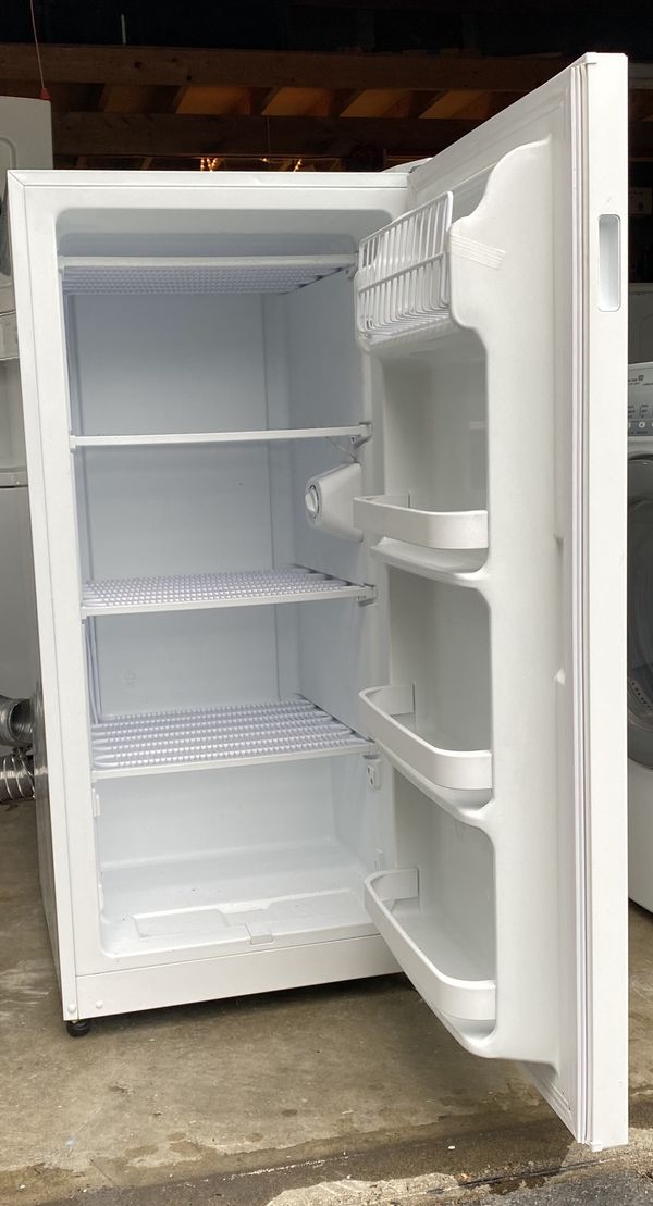 Magic Chef MCUF88W upright freezer. Capacity 5.0cf; w24.9 h33.5