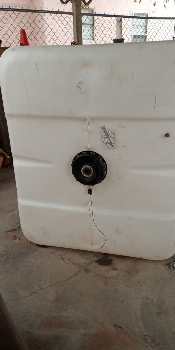 100 gallon water tank with cage for Sale in Lubbock, TX OfferUp