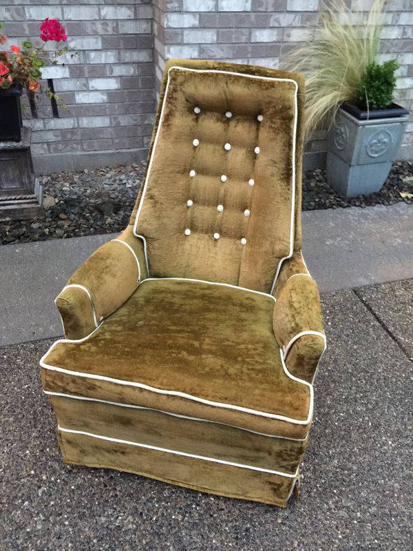 Mid Century Crushed Velvet Chair for Sale in Puyallup, WA - OfferUp