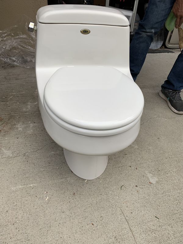 Eljer 1 piece round toilet for Sale in San Gabriel, CA OfferUp