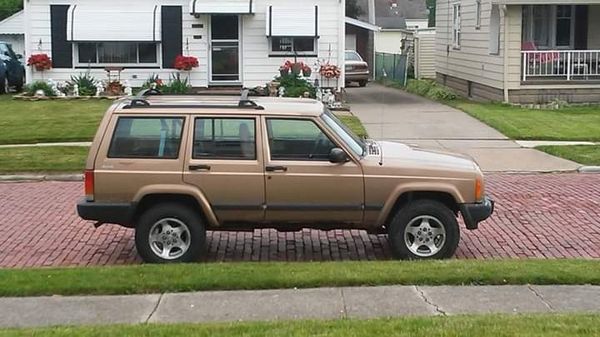 1999 Jeep Cherokee sport for parts for Sale in Cleveland, OH - OfferUp