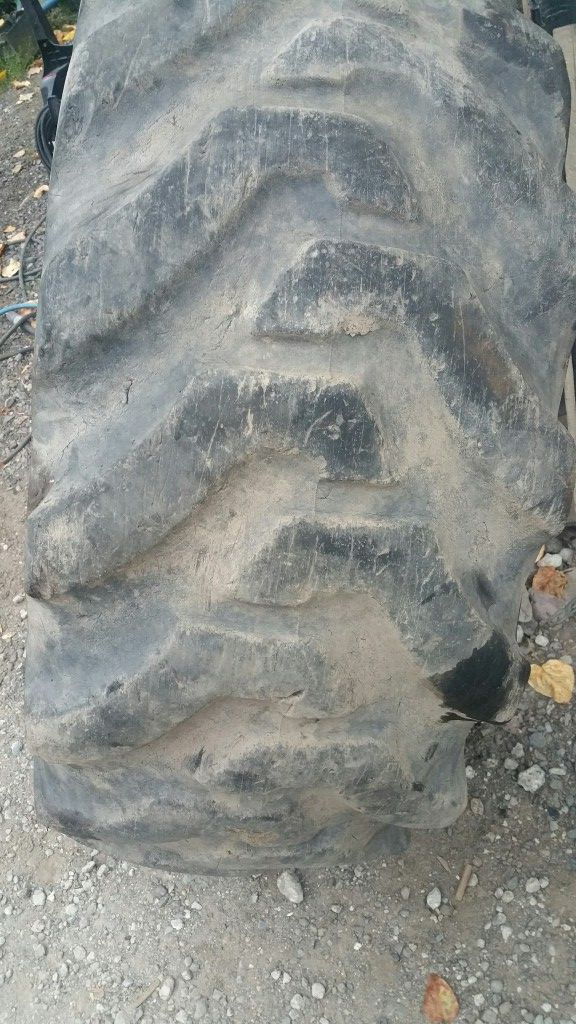 17.5x24 backhoe tire for Sale in Marysville, WA OfferUp