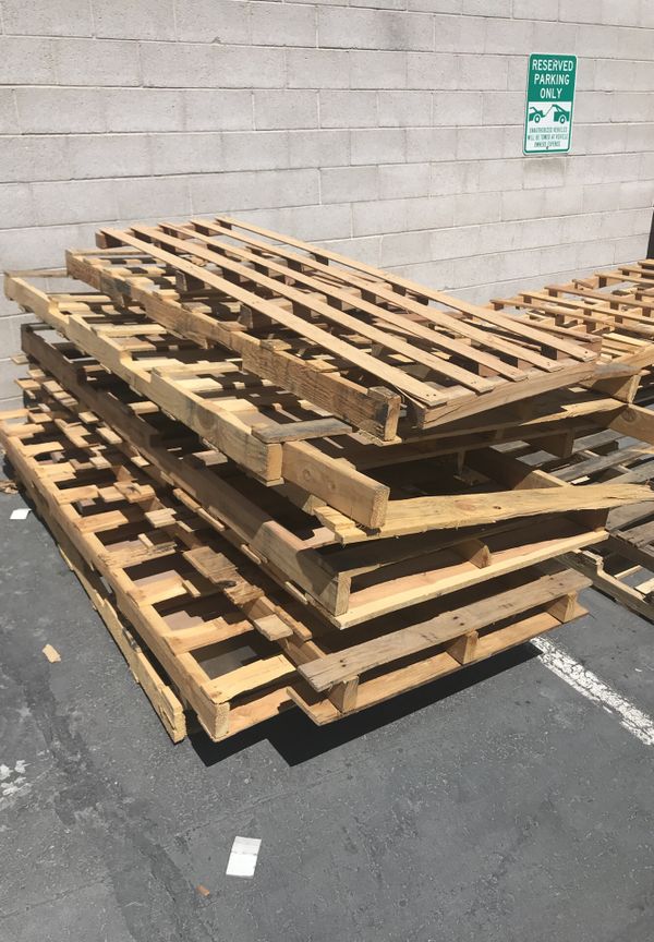 Wood Pallets for SALE! Large and small! Must pick up! for Sale in North