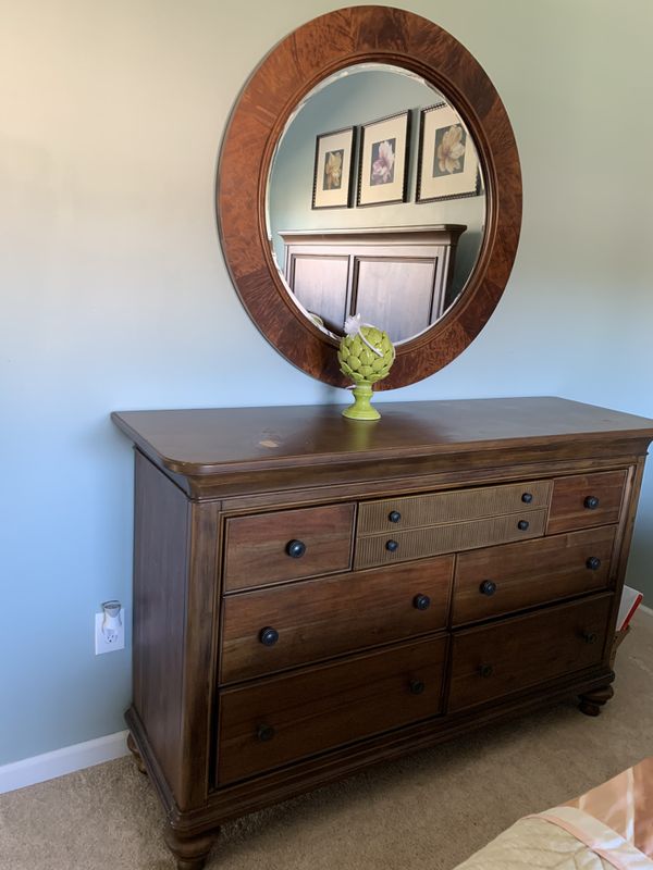 Broyhill bedroom set in excellent condition for Sale in Hanover, PA