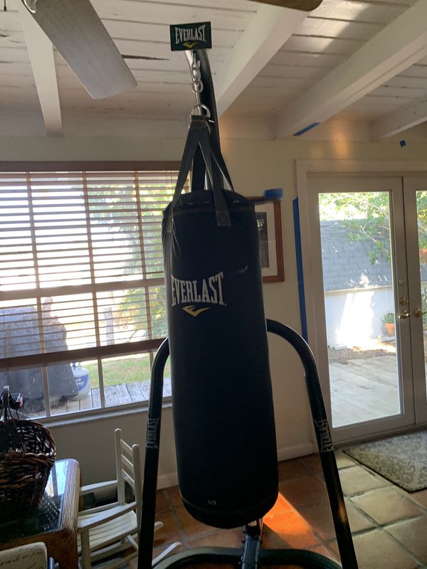 Everlast punching bag, stand and gloves for Sale in Fort Lauderdale, FL - OfferUp