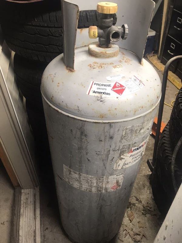 Propane tank .. large ..100lbs for Sale in Oak Lawn, IL OfferUp