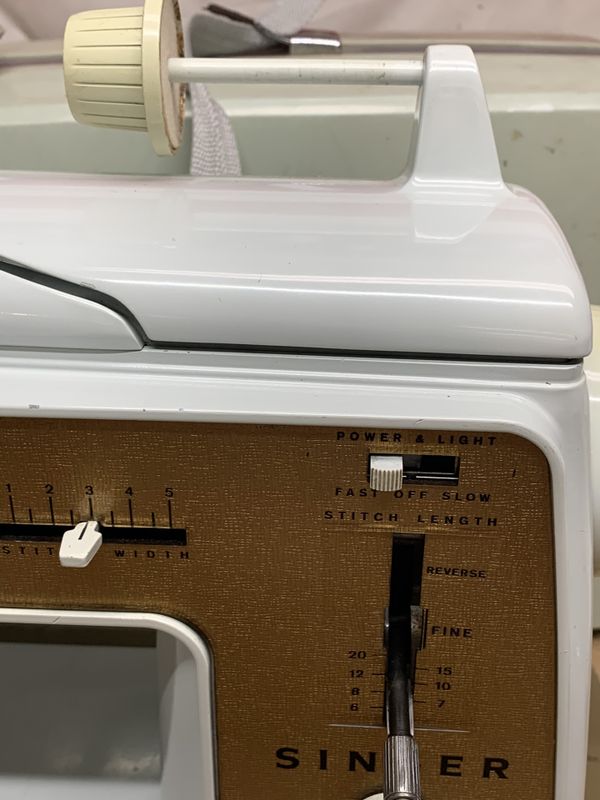 Singer Golden Touch & Sew Sewing Machine Deluxe Zig Zag Model 620 w