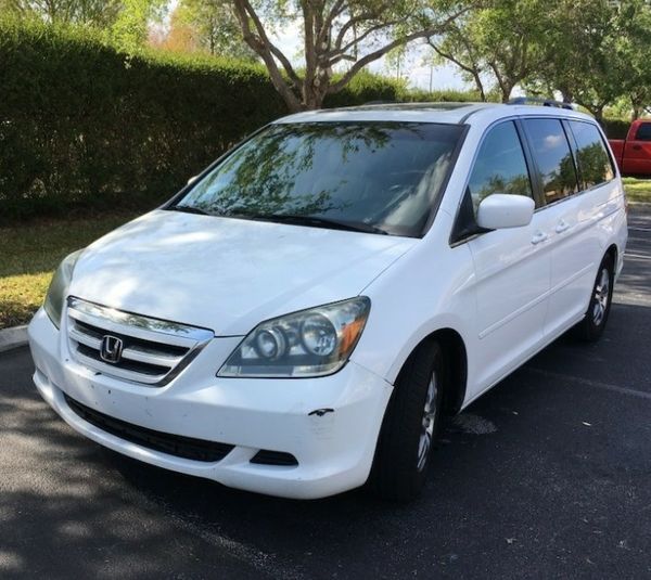  Honda  odyssey  VTEC engine  2006  white 8 passenger fold away 