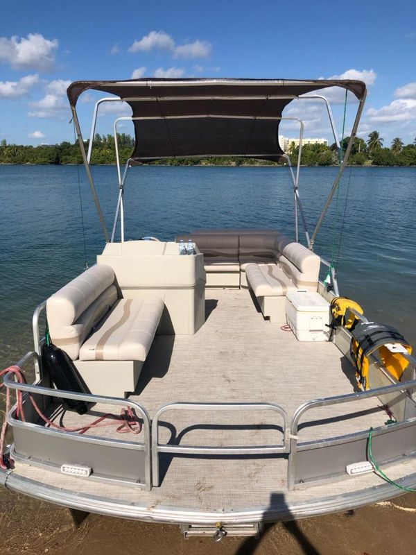 21 voyger pontoon boat like new with double axle trailer