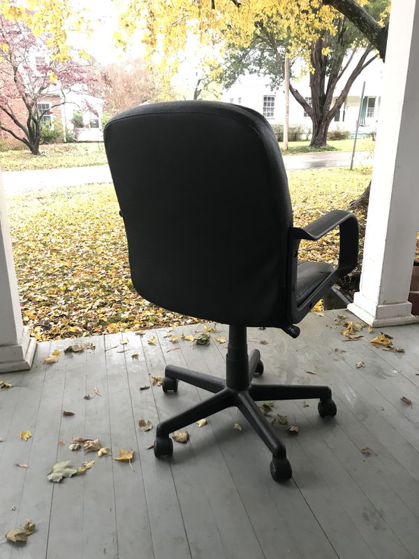 Swivel desk chair- black leather for Sale in Raleigh, NC - OfferUp