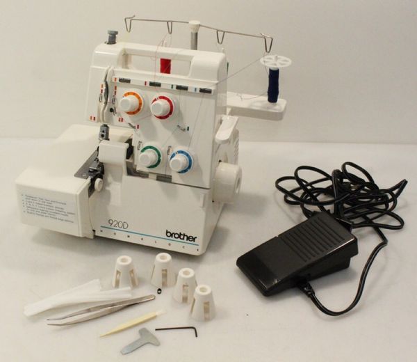 Brother 920D Homelock Serger Sewing Machine for Sale in Los Angeles, CA