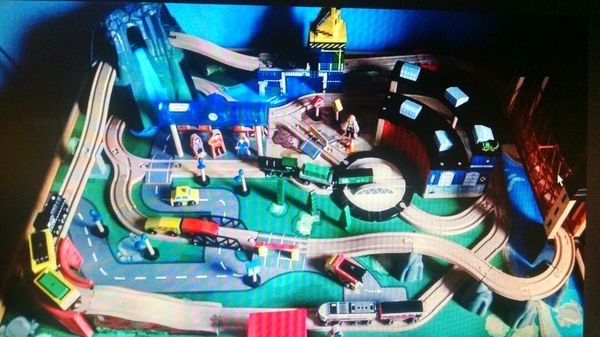 imaginarium 100 piece train table