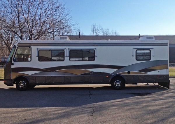 1996 34 foot coachman class a motorhome for Sale in Mentor, OH - OfferUp