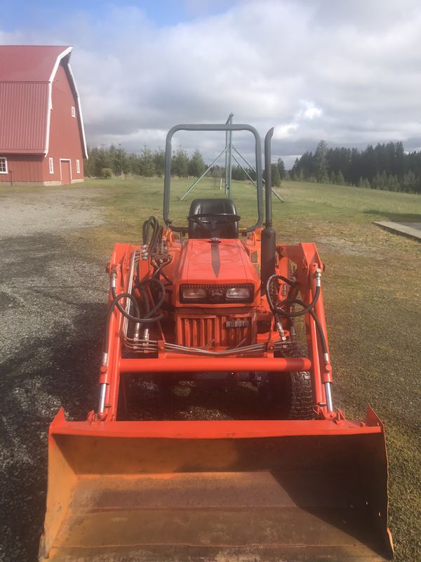 Kubota B7200 tractor w/ Kubota 1640 loader for Sale in Centralia, WA