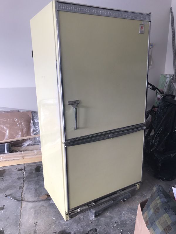 1960s General Electric Spacemaker Refrigerator FREE for Sale in Seattle