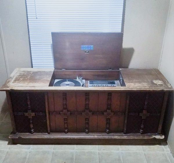 Vintage Wooden Floor Model RCA Victor Record Player & AM/FM Radio